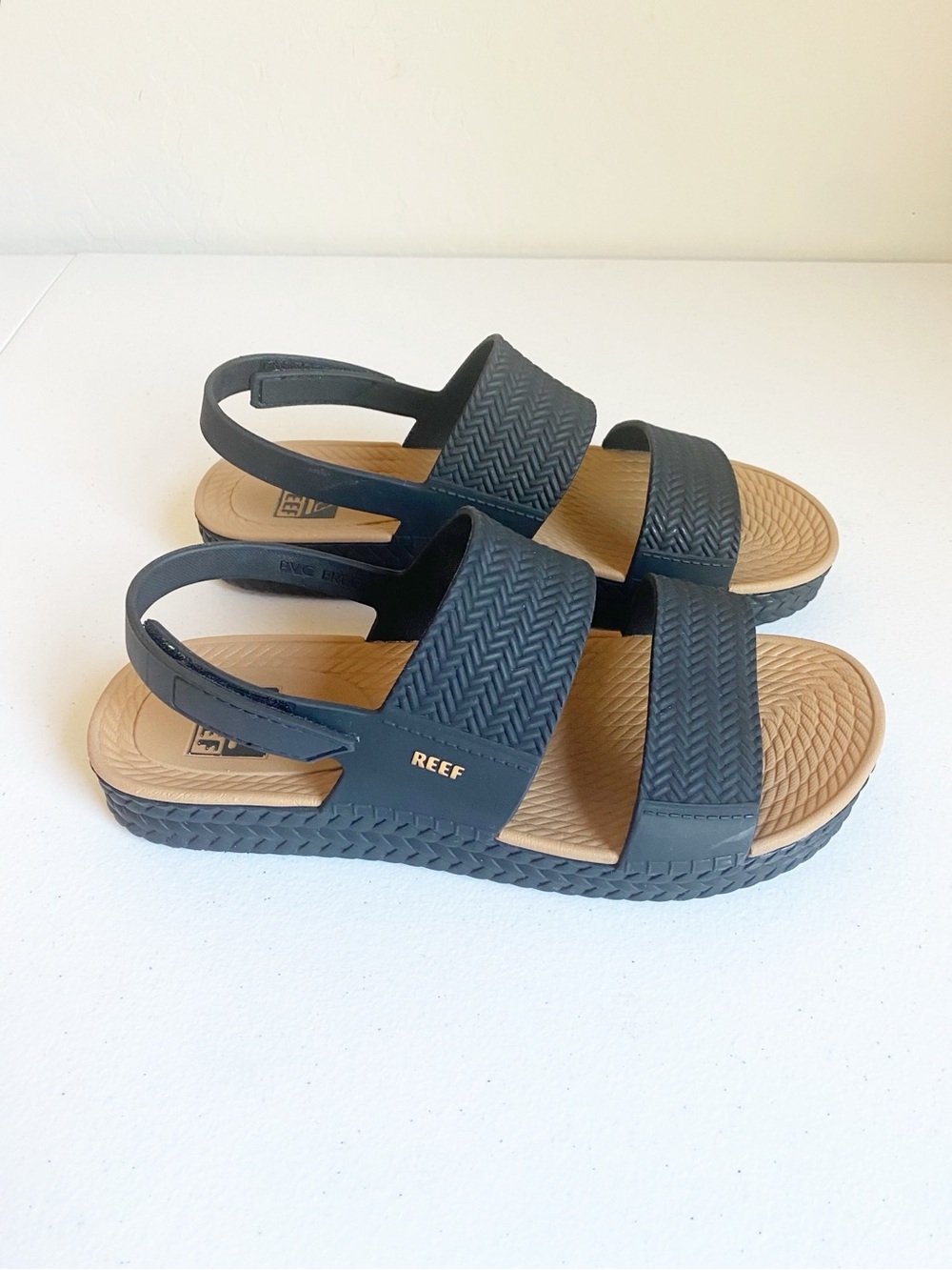 Reef Water Vista Sandals in Black/Tan Size 8